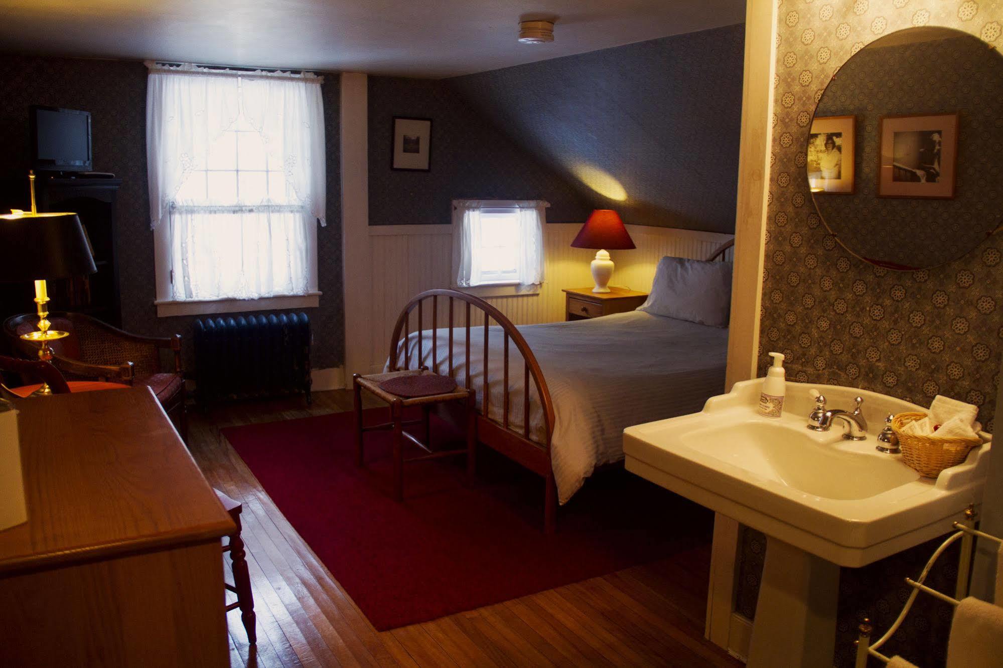 Inn At Baldwin Creek & Mary'S Restaurant Bristol エクステリア 写真