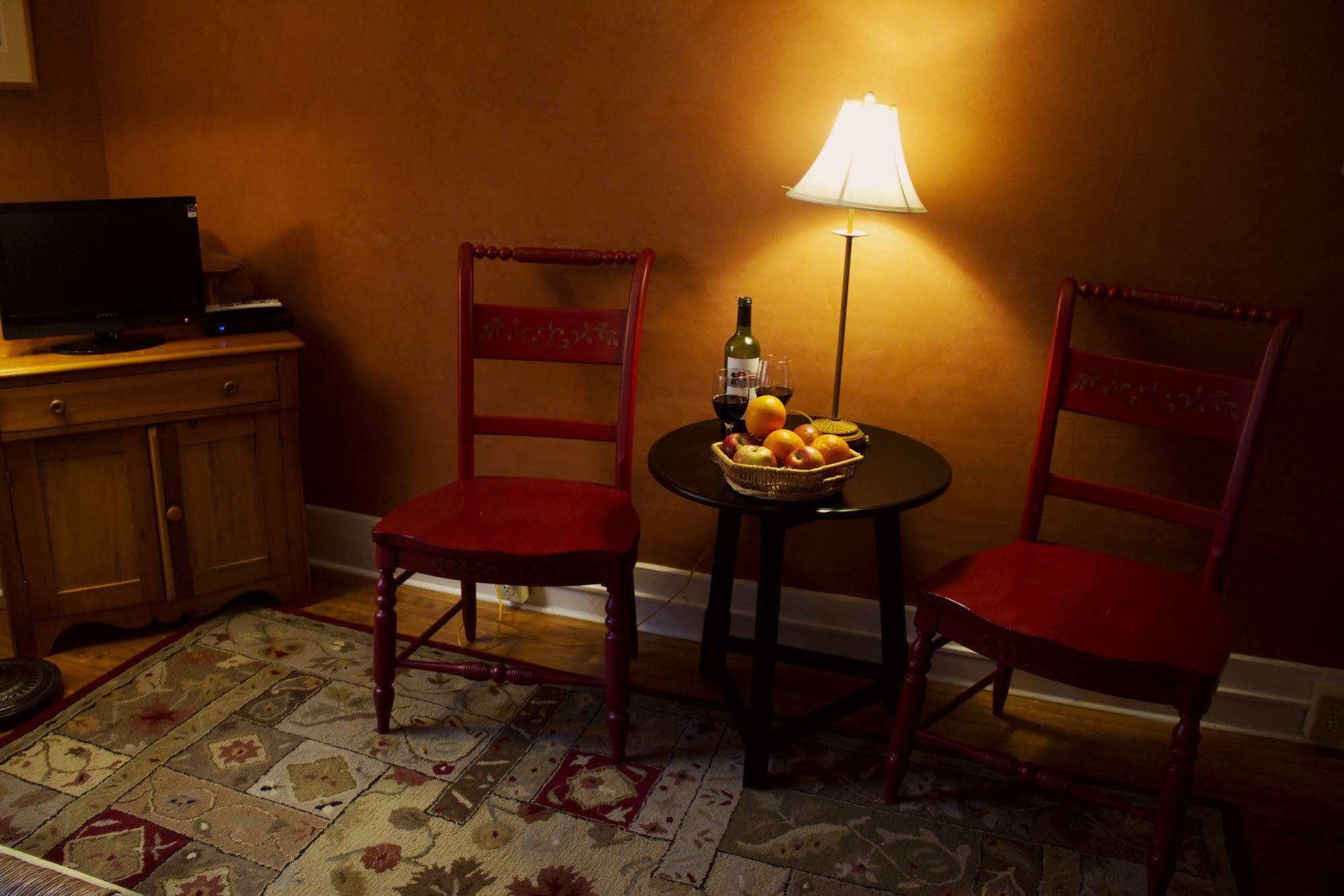 Inn At Baldwin Creek & Mary'S Restaurant Bristol エクステリア 写真